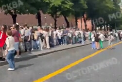 Мавзолей на Красной площади закрывают Сотни людей выстраиваются в очереди для посещения