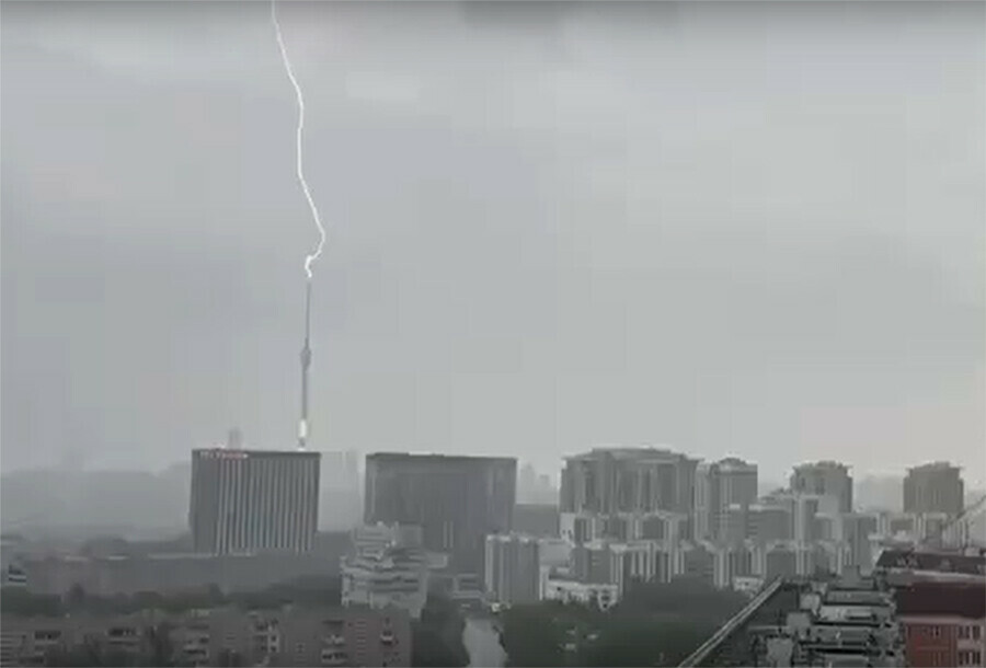 В телебашню во время грозы ударила молния