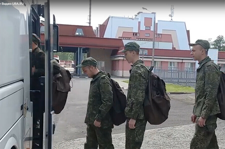 Минобороны первая группа военных до 25 лет вернулась из плена в Россию видео