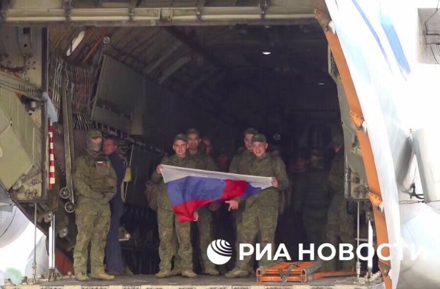 Самолет со второй группой возвращенных военных прибыл в Россию