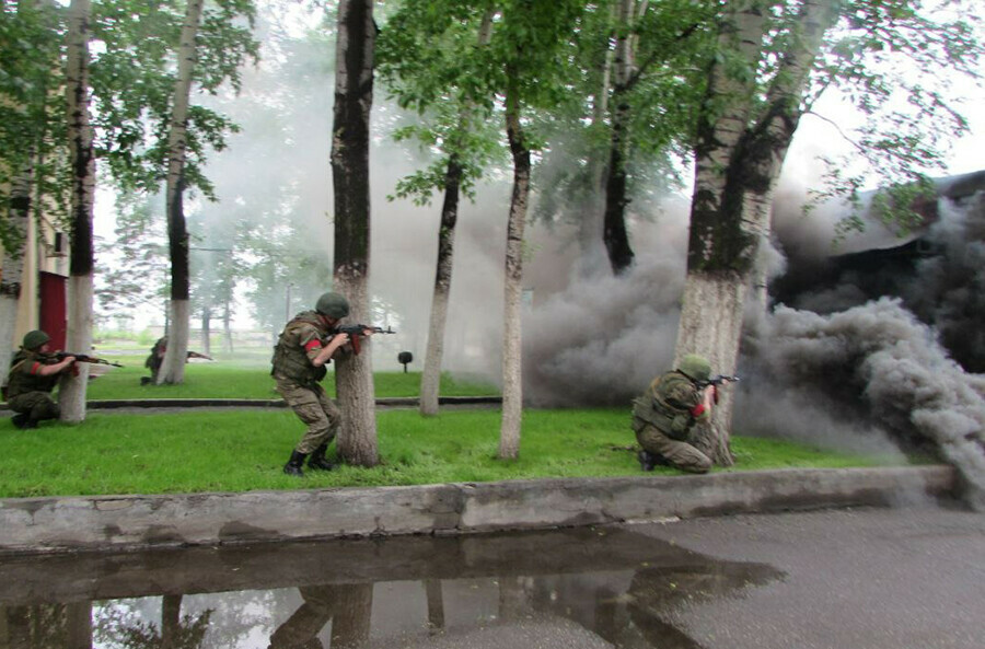 Военные учились противостоять терроризму в Амурской области фото