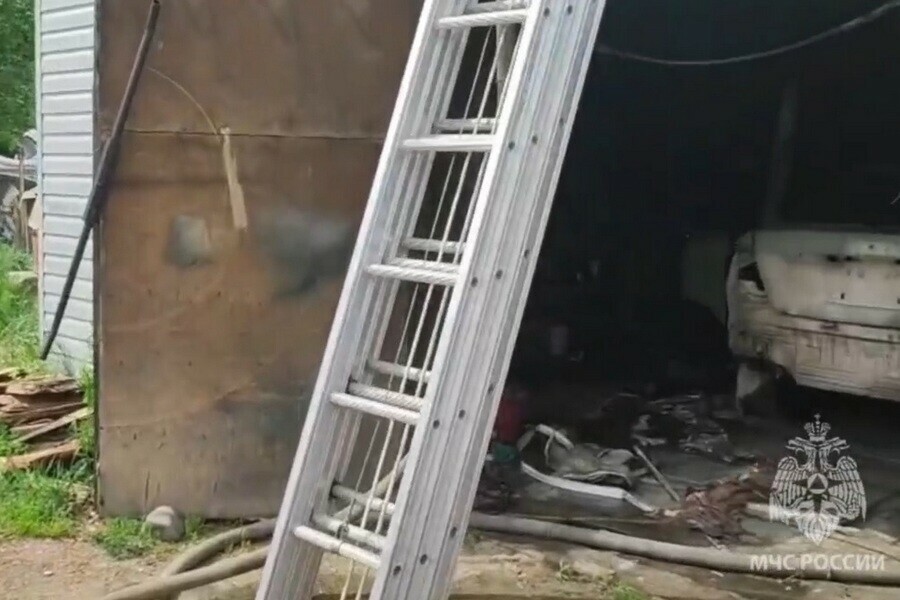 Гараж с авто вспыхнул в Приамурье видео 