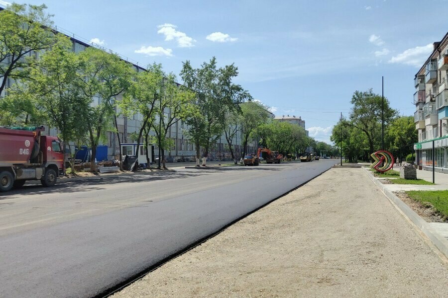 На ремонтируемом участке улицы Ленина в Благовещенске укладывают асфальт фото