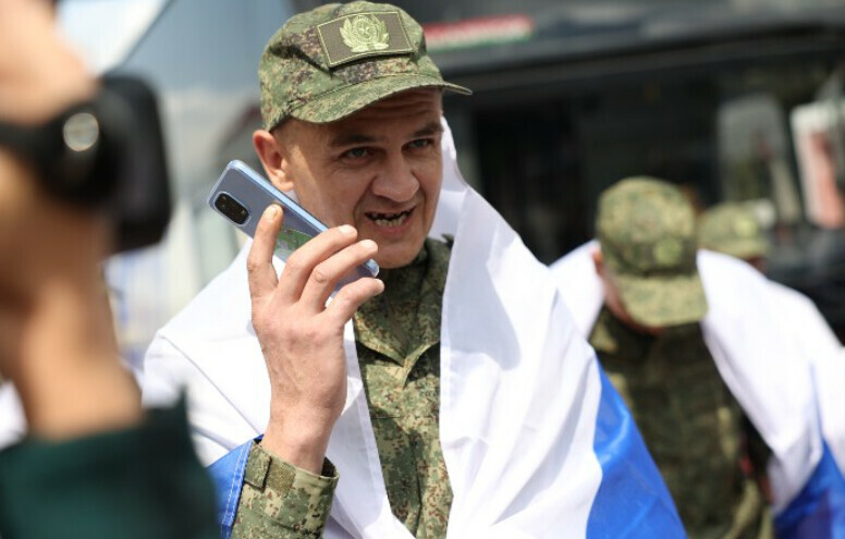 Еще одну группу освобожденных из украинского плена российских военных доставили самолетом в Подмосковье видео