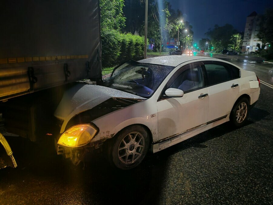 В Благовещенске легковушка влетела под грузовик