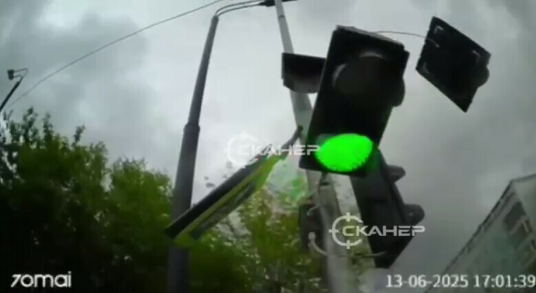 Появилось видео с регистратора авто влетевшего в светофор в Благовещенске