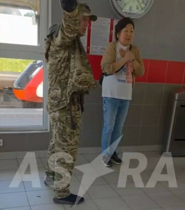 Народный дружинник принял бурятку за мигрантку и силой повел ее в полицию