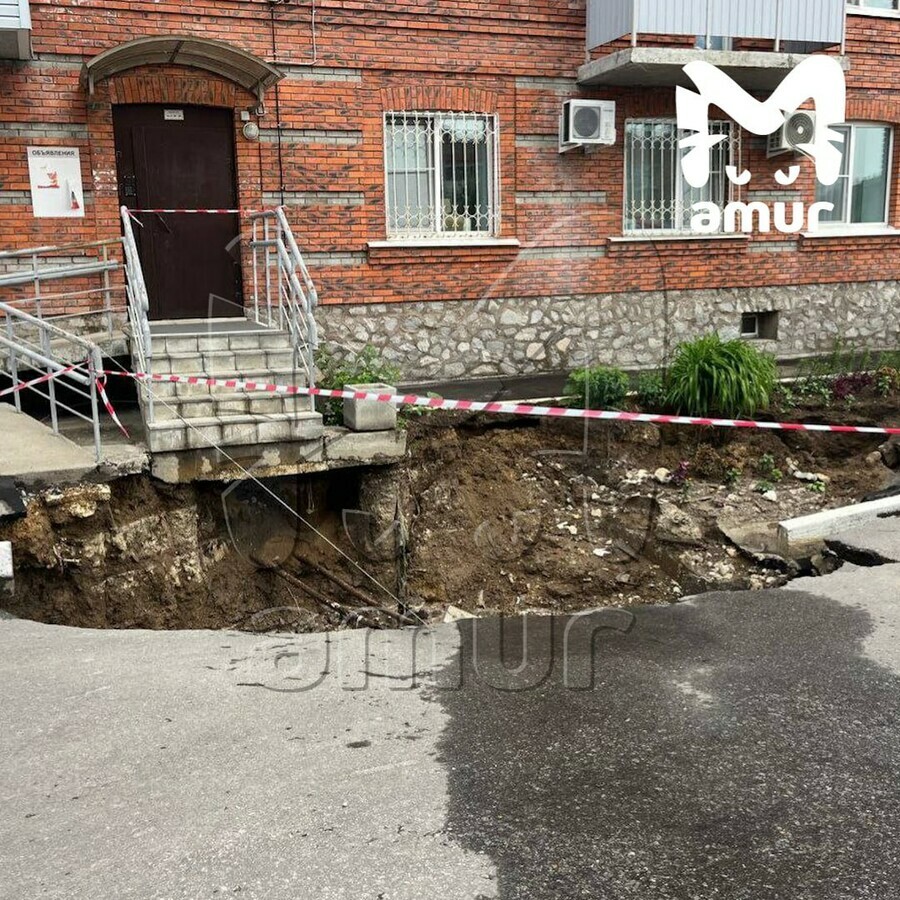Асфальт обвалился и запер жителей дома в Хабаровске