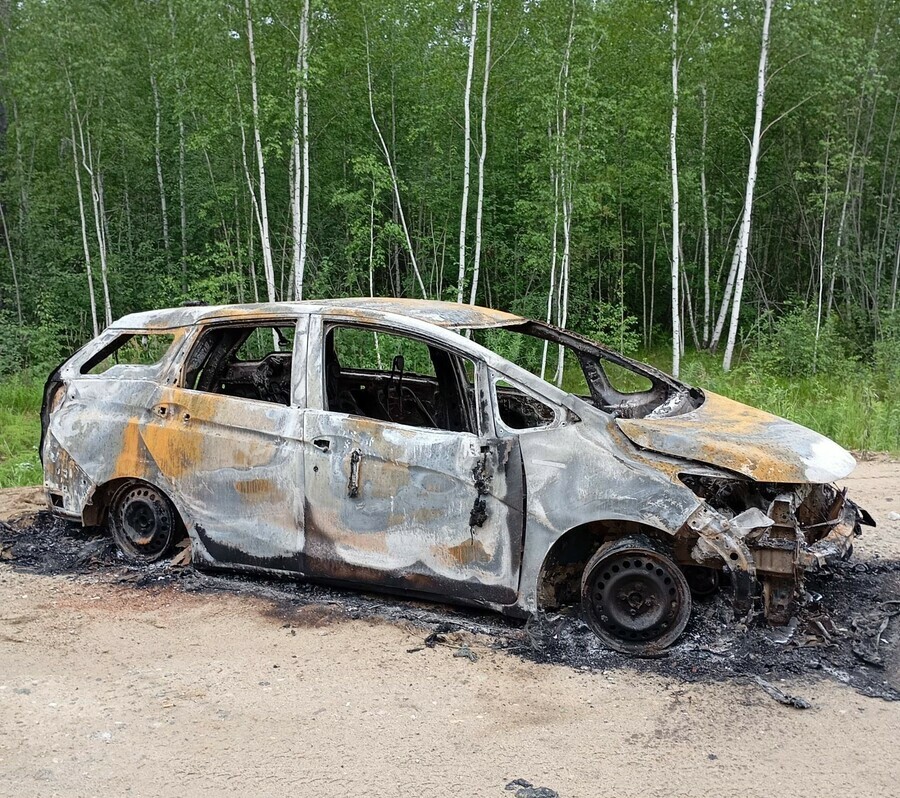 Амурчанин встретил на дороге сожженный автомобиль