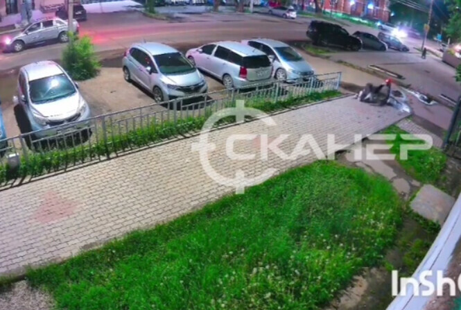 Там на дне лужи яма В Благовещенске самокат на скорости перевернулся в пешеходной зоне