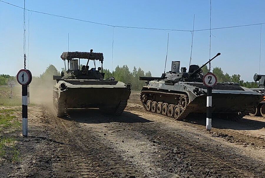 Экстремальному вождению БМП2 учили в Амурской области фото
