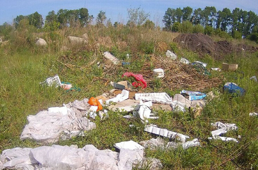 Плодородную почву в Приамурье захламили стеклотарой шифером бетонными блоками