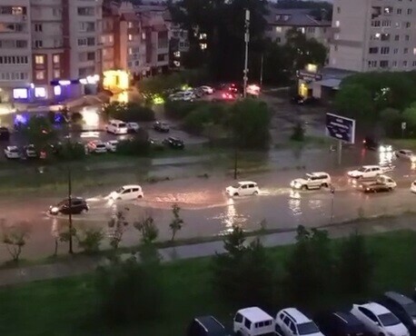 Благовещенск поплыл после сильного дождя Местами тяжело было даже самосвалам видео