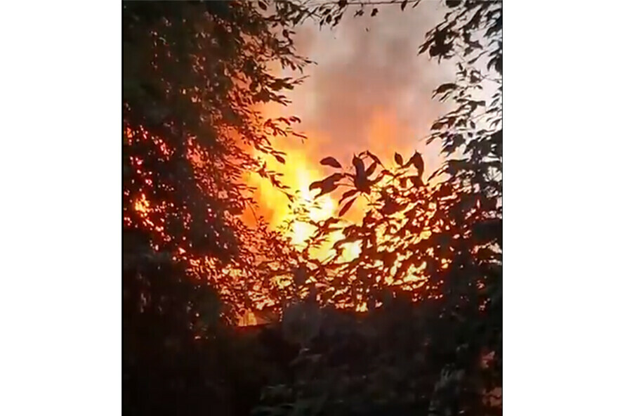 В Благовещенске разгорелся мощный пожар видео