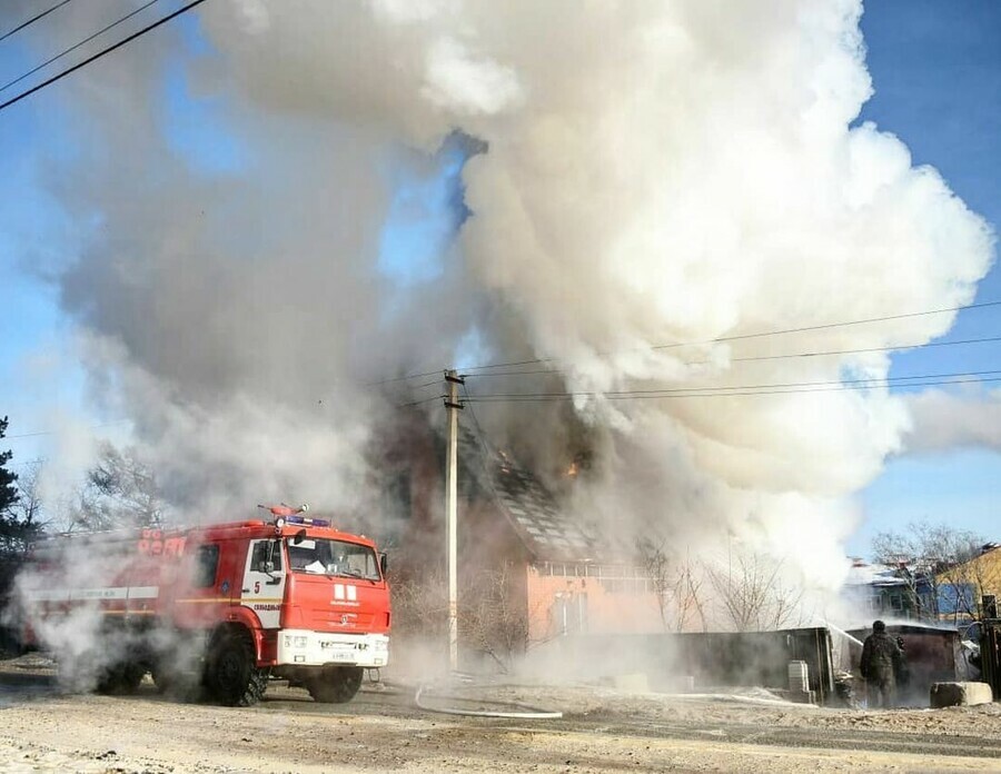 В Свободном взорвался газовый баллон в горящем жилом доме фото