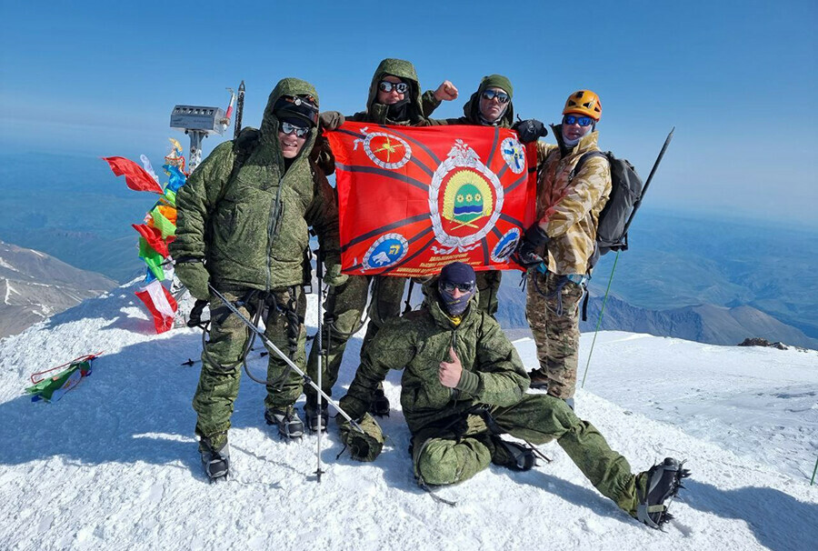 Курсанты ДВОКУ поднялись на самую высокую вершину России и Европы фото