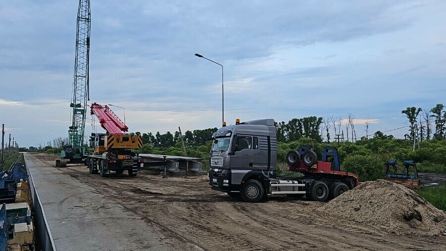 В Белогорске сдвинули время полного перекрытия трассы на строящемся путепроводе