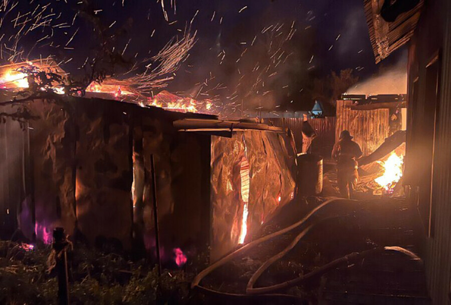 Опубликованы фото и видео мощного пожара полыхавшего ночью в селе Раздольное Приамурья