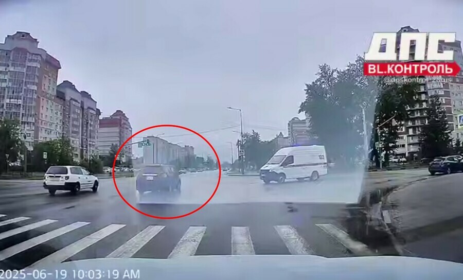 Соцсети скорая помощь с сиреной с трудом проехала перекресток в Благовещенске