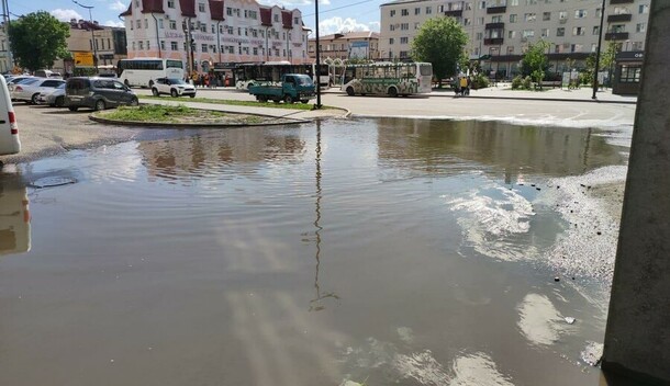 Обойти можно только по дороге после масштабного ремонта магистрали в центре Благовещенска в дожди появляется огромная лужа