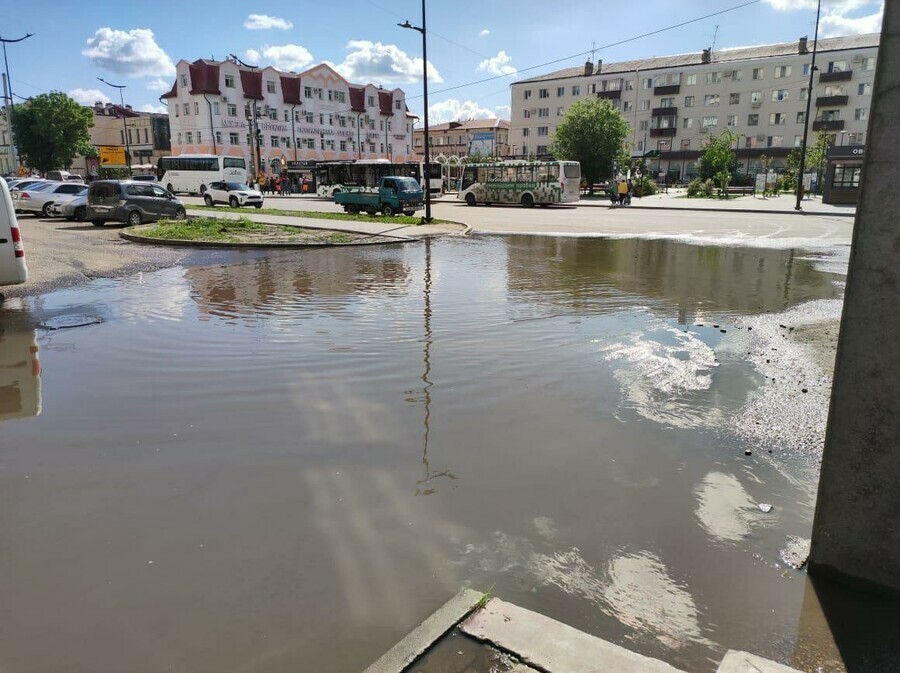 Обойти можно только по дороге после масштабного ремонта магистрали в центре Благовещенска в дожди появляется огромная лужа
