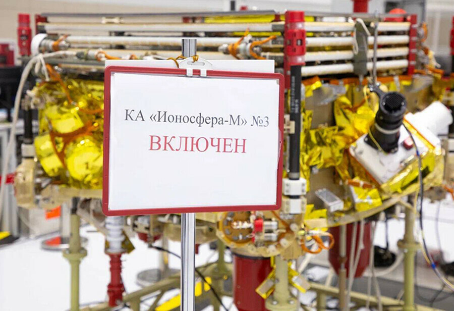 На космодроме Восточный начали испытывать космические аппараты ИоносфераМ фото