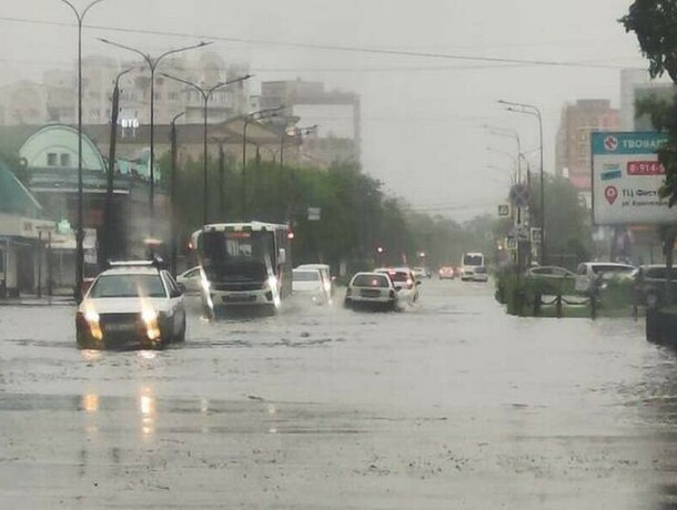 Благовещенцы показали как сильно улицы города затопил дождь Сколько осадков вылилось фото видео