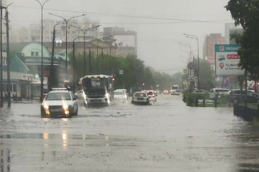Благовещенцы показали как сильно улицы города затопил дождь Сколько осадков вылилось фото видео
