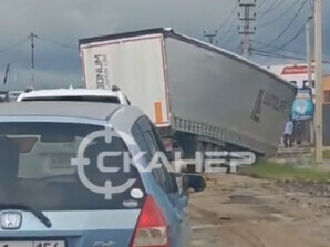 Фура в Чигирях не удержалась на дороге фото видео