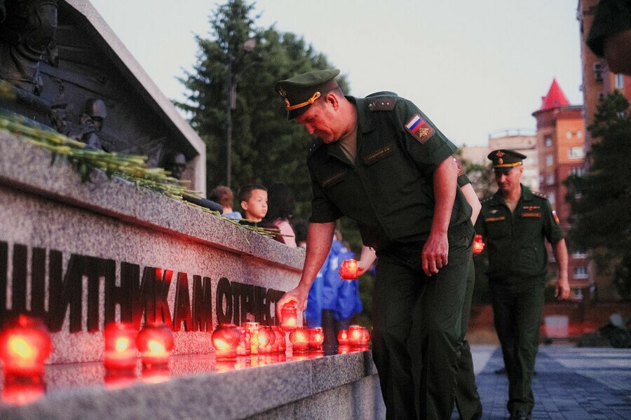 В Благовещенске зажгли Свечи памяти и обняли площадь Победы 