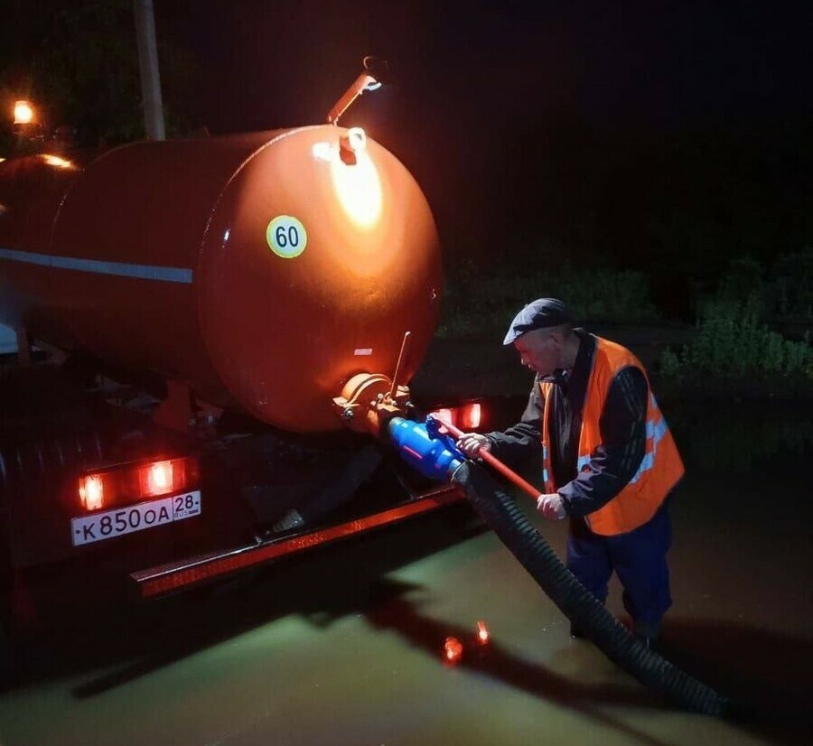 В Благовещенске сотрудники ГСТК откачали воду с улиц и пообещали прочистить ливневки