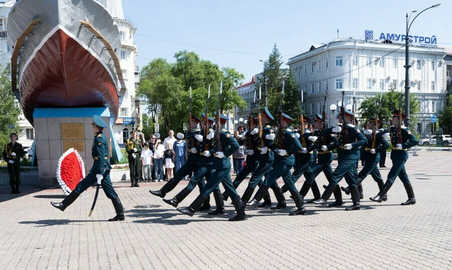 В Благовещенске возложили цветы к подножию бронекатера на набережной 