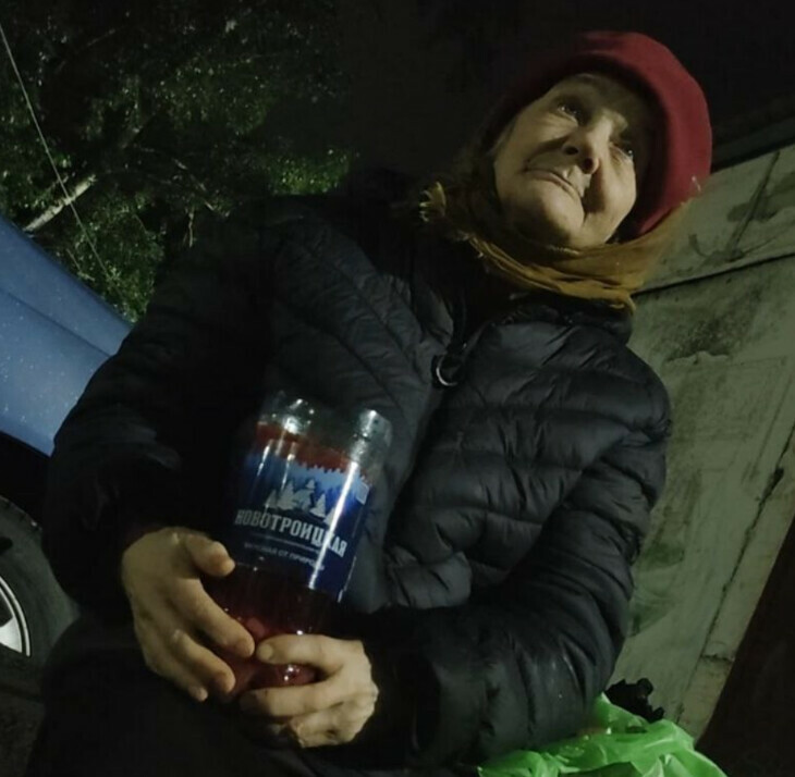 Соцсети в микрорайоне Благовещенска найдена бабушка которая живет в подвале