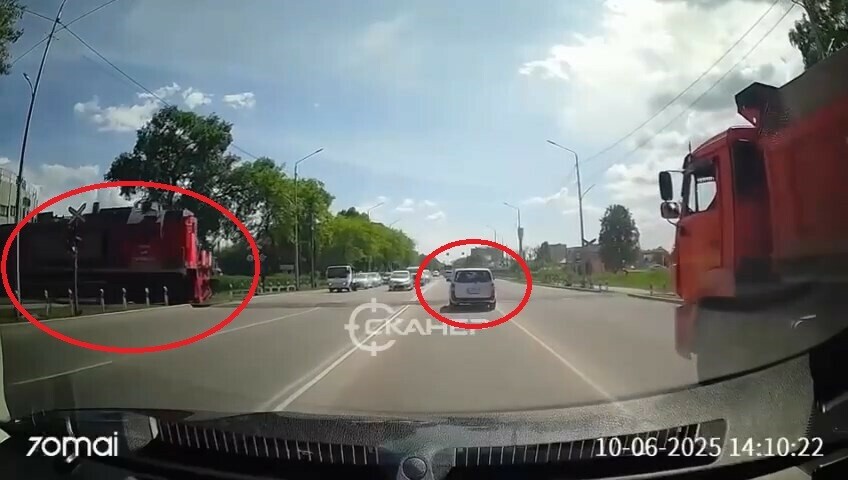 В Благовещенске автохам проехал по жд путям на красный сигнал перед движущимся поездом видео