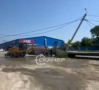 Возле благовещенского гипермаркета трал снес электроопору видео