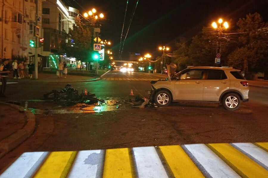 Один перелетел через авто два мотоциклиста врезались в джип видео