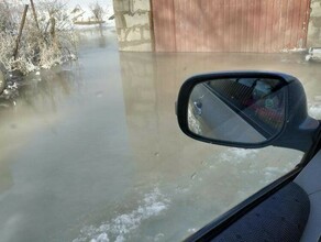 Мы тонем В селе Чигири местные жители нашли экскаватор и сами роют водоотводные канавы