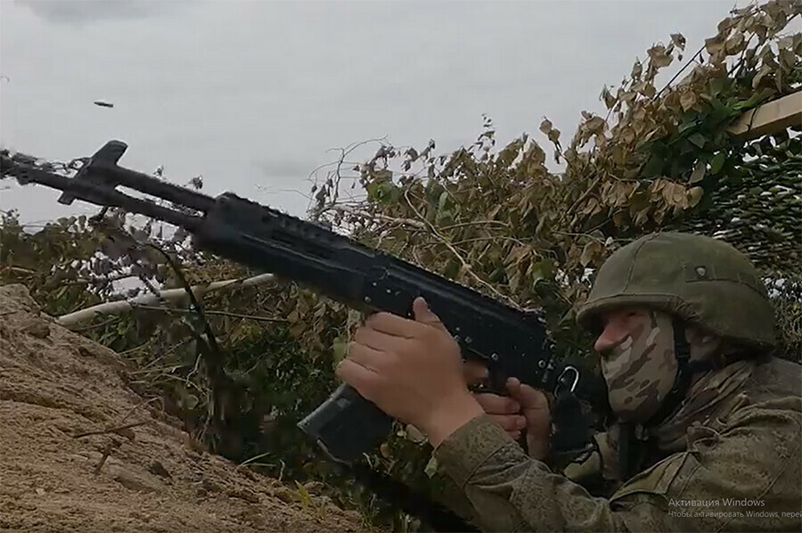 На полигонах Приамурья на штурмовиков сбрасывают мешочки с мукой фото видео