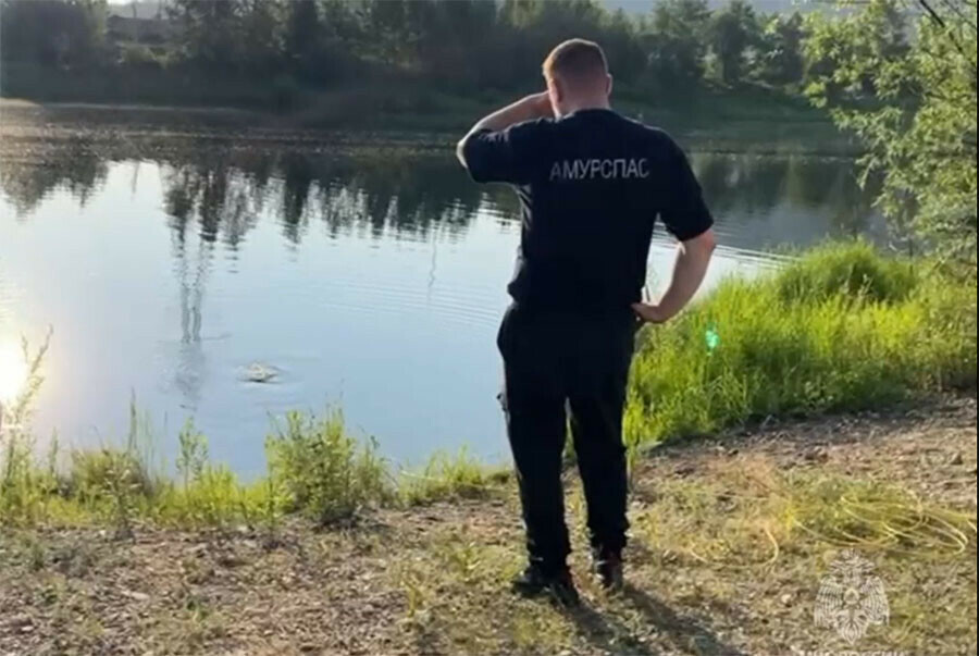Ушел под воду мальчик утонул в Амурской области видео