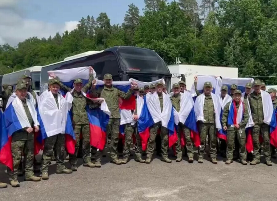 В Подмосковье сел самолет со спасенными из плена ВСУ российскими военными