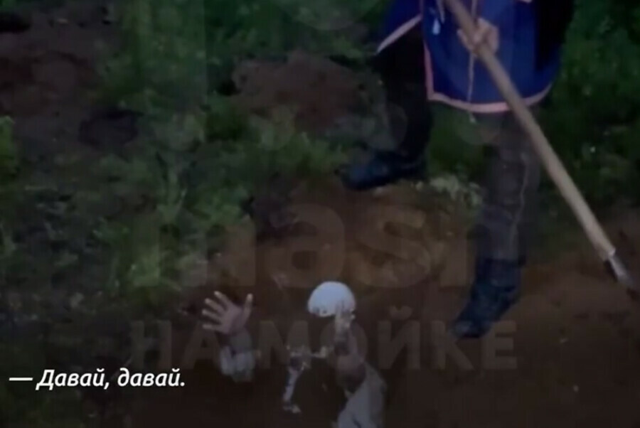 Шаманы заживо закопали двух человек за деньги видео