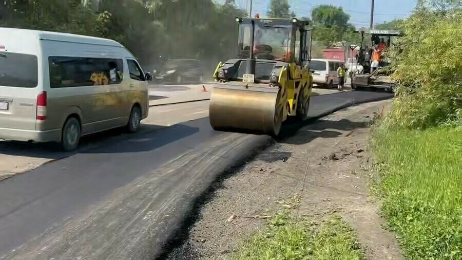 Ямы на некоторых участках дорог Благовещенска начали латать в две смены видео