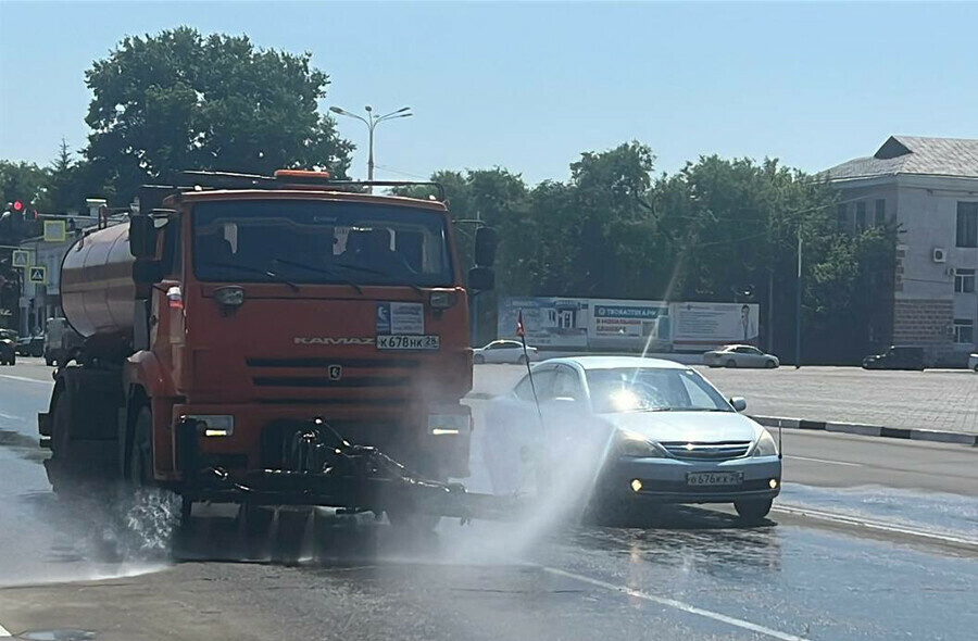 В жару для дорог Белогорска устраивают душ