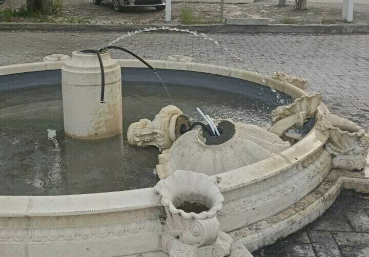 Не прошло и месяца неизвестные разгоромили фонтан в поселке Амурской области