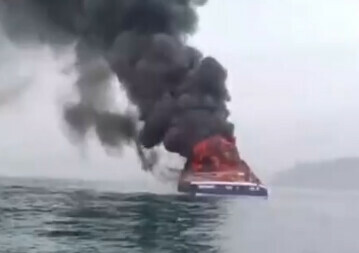 Мы сегодня чуть не умерли во Владивостоке загорелся катер видео
