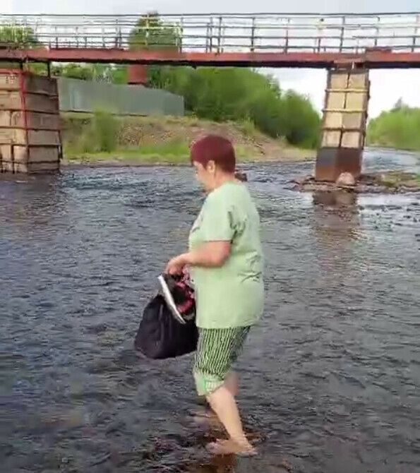 Ходим вброд в холодной воде Жители Сковородина два года остаются без моста