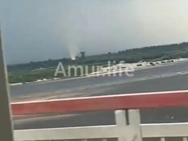 Рядом с Благовещенском заметили торнадо Вихрь повалил деревья и легкие конструкции видео