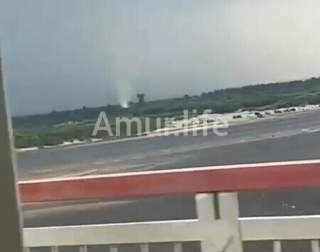 Рядом с Благовещенском заметили торнадо Вихрь повалил деревья и легкие конструкции видео