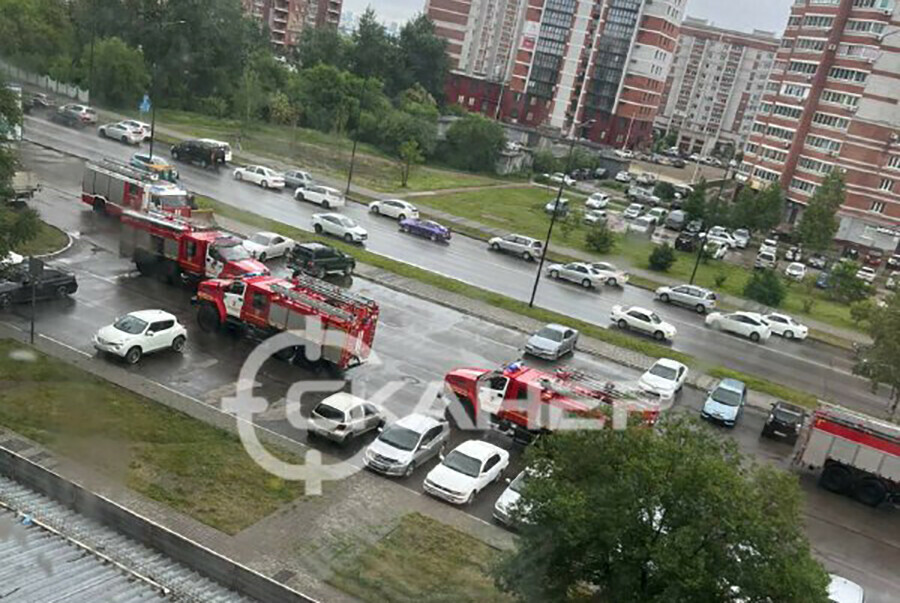 Утром пожарные съехались в микрорайон Благовещенска