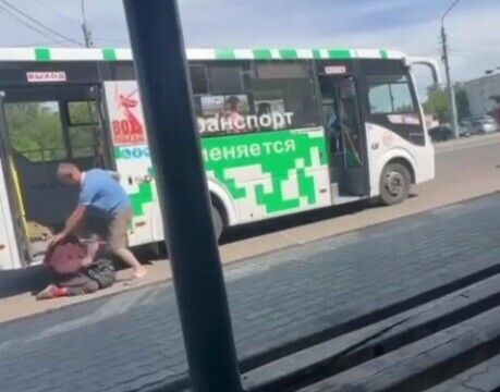 В Благовещенске водитель автобуса избил на остановке пожилого мужчину видео